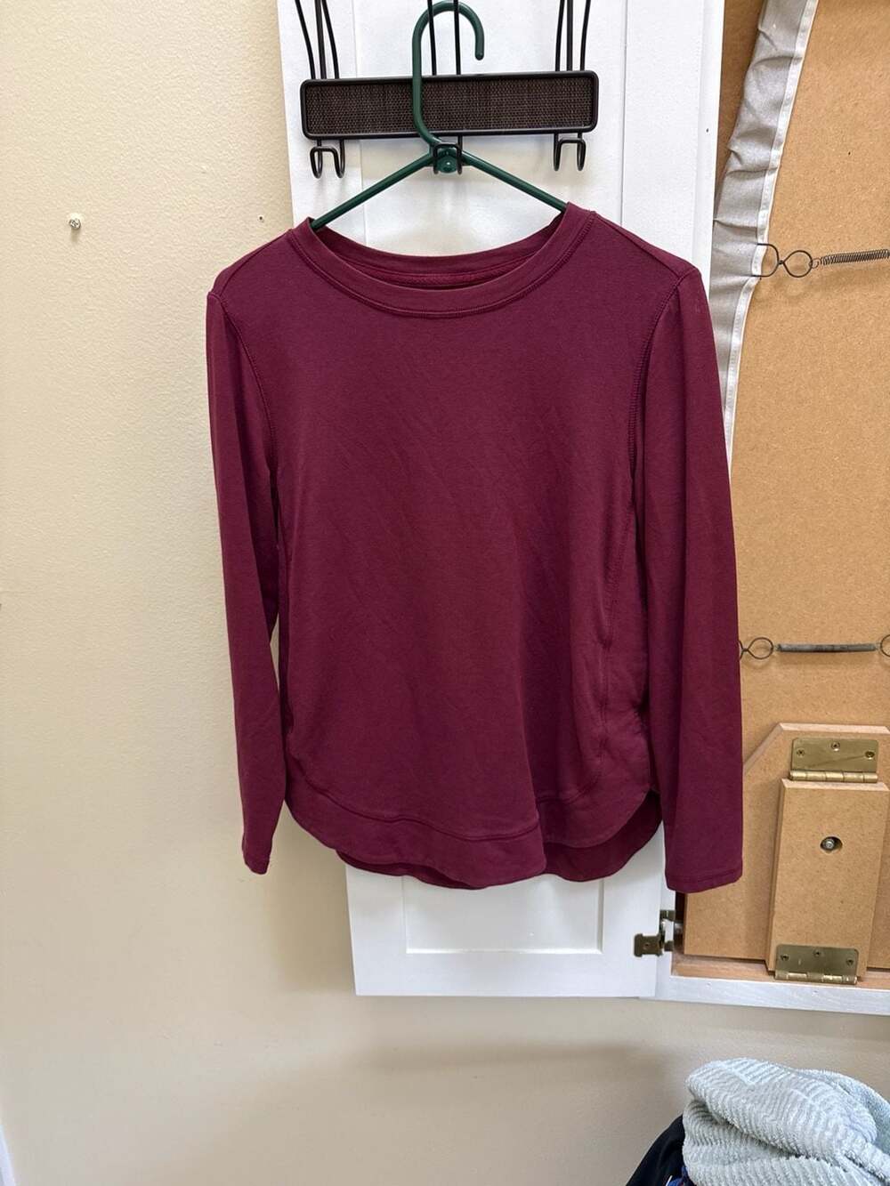 Zuda Long Sleeve Curved Hem Pullover Activewear Top Burgundy